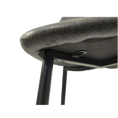 4 chaises de salle à manger avec assises en forme de cuillère et pieds en métal noir