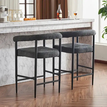 Ensemble de 2 tabourets de bar modernes en boucle, hauteur comptoir, avec structure en métal et accoudoirs, pour îlot de cuisine ou salle à manger.