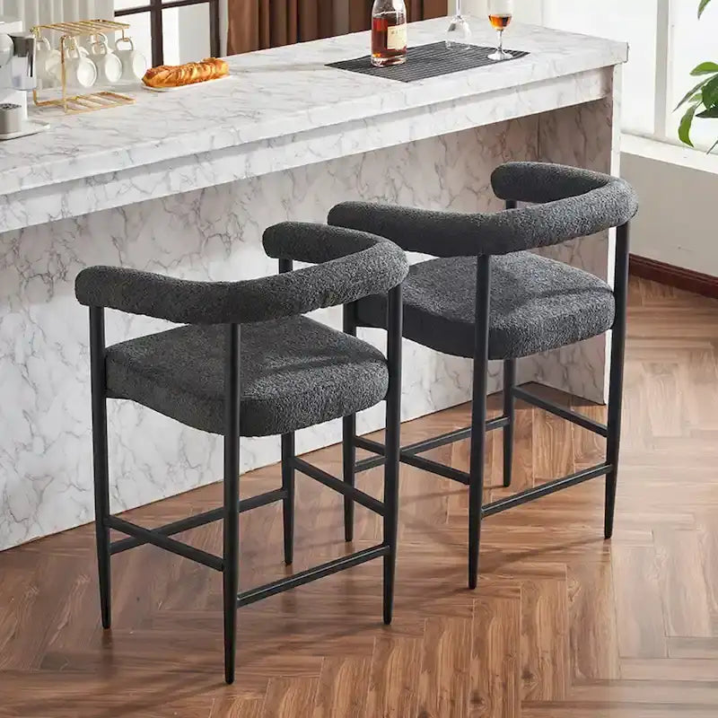 Ensemble de 2 tabourets de bar modernes en boucle, hauteur comptoir, avec structure en métal et accoudoirs, pour îlot de cuisine ou salle à manger.