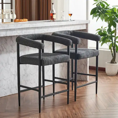 Ensemble de 2 tabourets de bar modernes en boucle, hauteur comptoir, avec structure en métal et accoudoirs, pour îlot de cuisine ou salle à manger.