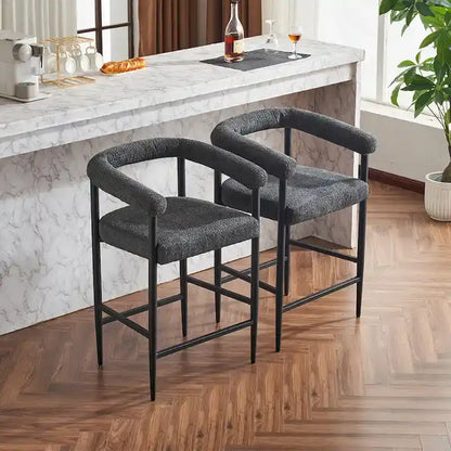 Ensemble de 2 tabourets de bar modernes en boucle, hauteur comptoir, avec structure en métal et accoudoirs, pour îlot de cuisine ou salle à manger.