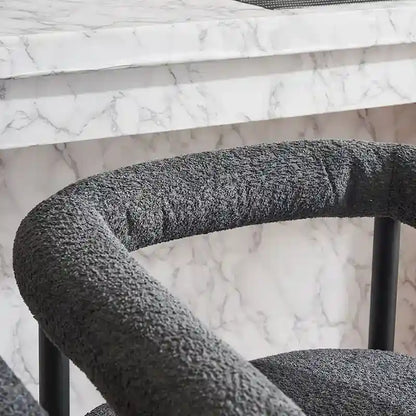 Ensemble de 2 tabourets de bar modernes en boucle, hauteur comptoir, avec structure en métal et accoudoirs, pour îlot de cuisine ou salle à manger.