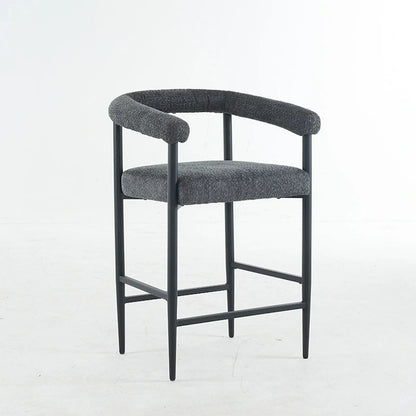 Ensemble de 2 tabourets de bar modernes en boucle, hauteur comptoir, avec structure en métal et accoudoirs, pour îlot de cuisine ou salle à manger.