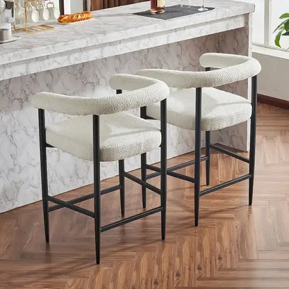 Ensemble de 2 tabourets de bar modernes en boucle, hauteur comptoir, avec structure en métal et accoudoirs, pour îlot de cuisine ou salle à manger.