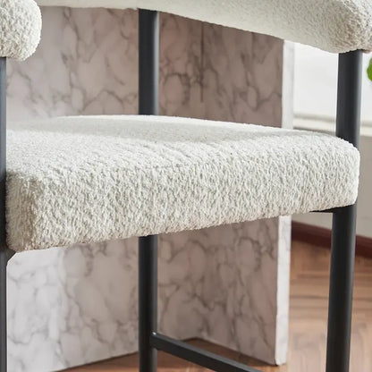 Ensemble de 2 tabourets de bar modernes en boucle, hauteur comptoir, avec structure en métal et accoudoirs, pour îlot de cuisine ou salle à manger.