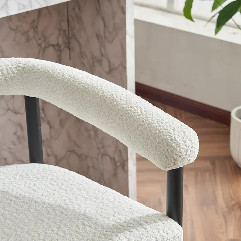 Ensemble de 2 tabourets de bar modernes en boucle, hauteur comptoir, avec structure en métal et accoudoirs, pour îlot de cuisine ou salle à manger.