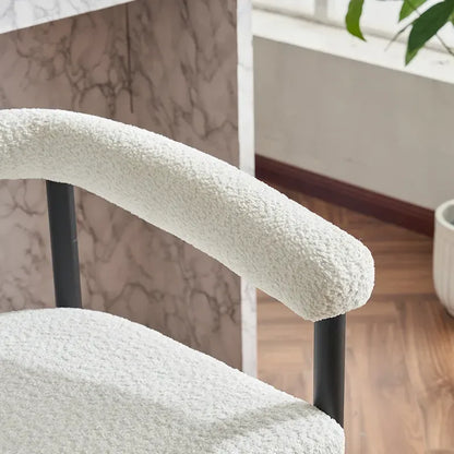 Ensemble de 2 tabourets de bar modernes en boucle, hauteur comptoir, avec structure en métal et accoudoirs, pour îlot de cuisine ou salle à manger.