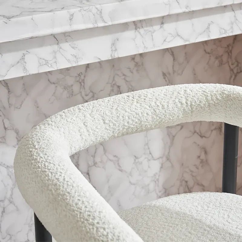 Ensemble de 2 tabourets de bar modernes en boucle, hauteur comptoir, avec structure en métal et accoudoirs, pour îlot de cuisine ou salle à manger.