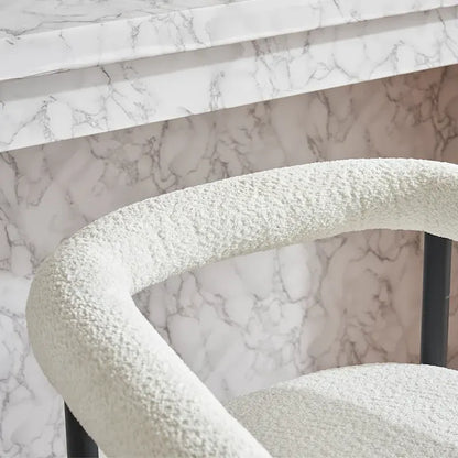 Ensemble de 2 tabourets de bar modernes en boucle, hauteur comptoir, avec structure en métal et accoudoirs, pour îlot de cuisine ou salle à manger.