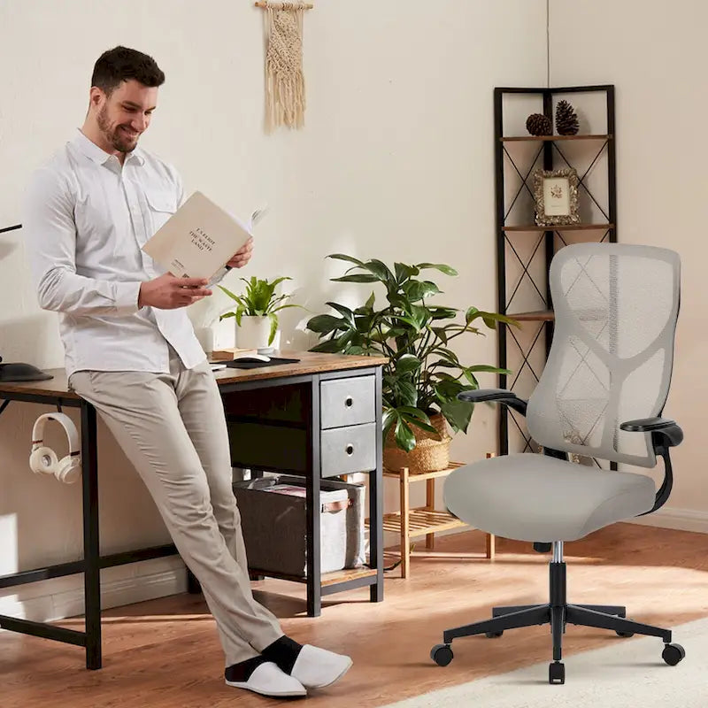 Chaise de bureau ergonomique et confortable, dotée de fonctions réglables pour un soutien et une relaxation optimaux.