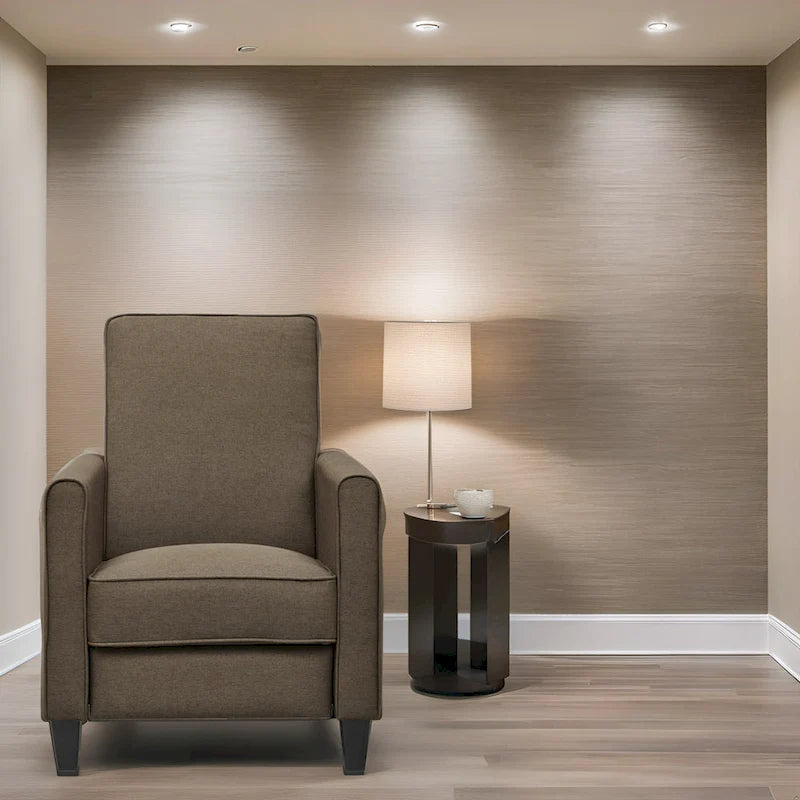 Fauteuil inclinable compact avec accoudoirs et repose-pieds réglable, idéal pour les petits espaces et parfait pour les home cinémas.