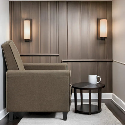 Fauteuil inclinable compact avec accoudoirs et repose-pieds réglable, idéal pour les petits espaces et parfait pour les home cinémas.