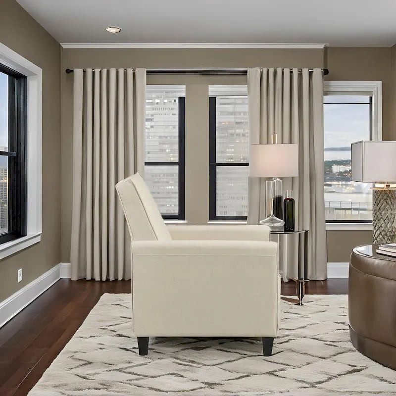 Fauteuil inclinable compact avec accoudoirs et repose-pieds réglable, idéal pour les petits espaces et parfait pour les home cinémas.