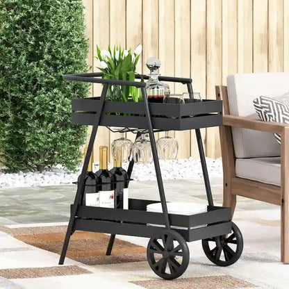 Chariot de bar industriel moderne avec structure en fer, design inspiré d'une brouette, porte-bouteilles de vin et roulettes pour un déplacement aisé.
