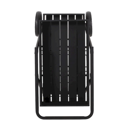 Chariot de bar industriel moderne avec structure en fer, design inspiré d'une brouette, porte-bouteilles de vin et roulettes pour un déplacement aisé.