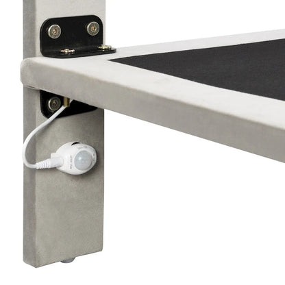 Lit Queen Size gris en velours capitonné avec éclairage à détecteur de mouvement, plateforme suspendue et tête de lit.