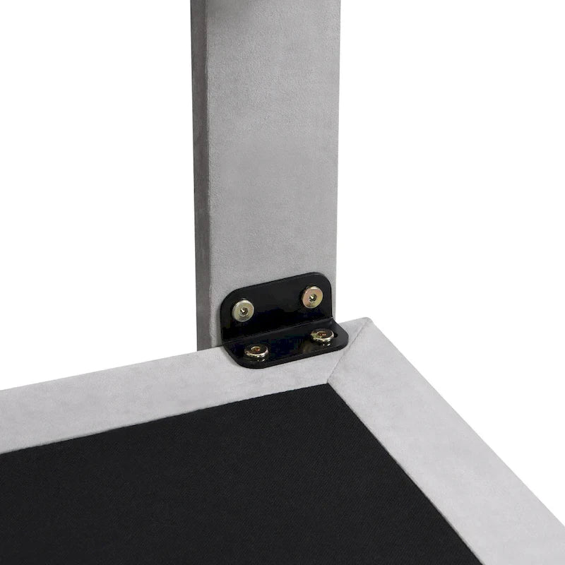 Lit Queen Size gris en velours capitonné avec éclairage à détecteur de mouvement, plateforme suspendue et tête de lit.