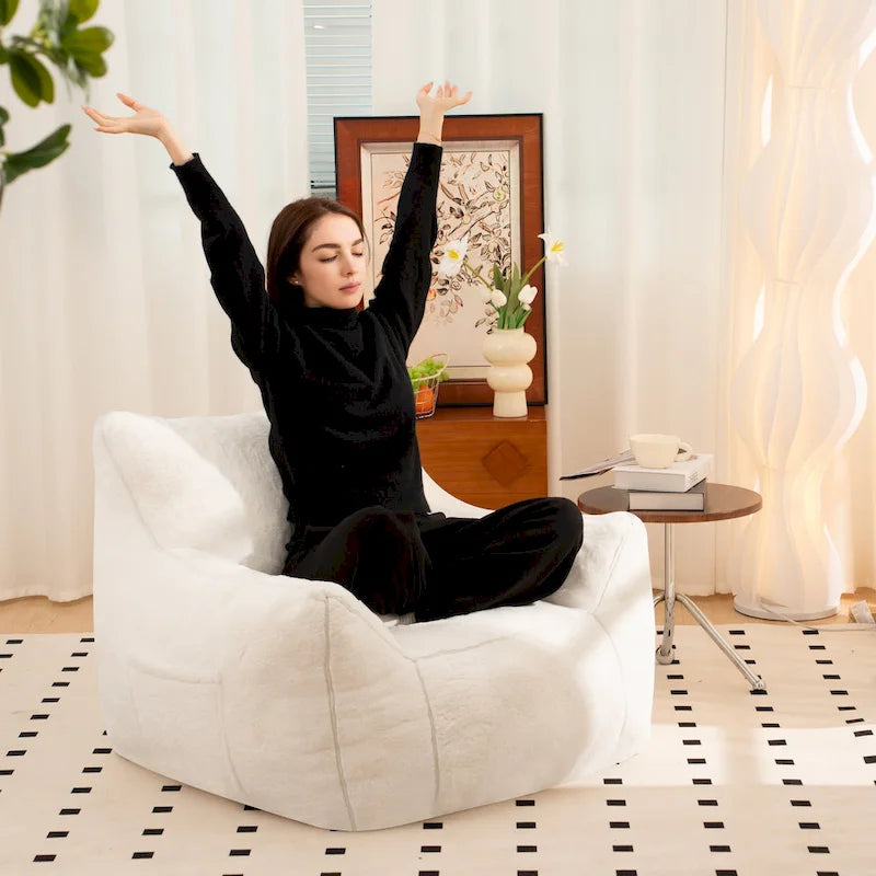 Pouf en fausse fourrure avec dossier, rembourrage en mousse déchiquetée haute densité et design polyvalent