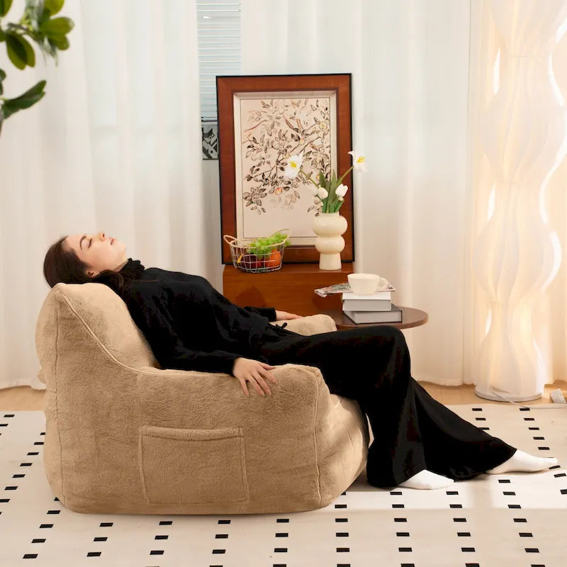 Pouf en fausse fourrure avec dossier, rembourrage en mousse déchiquetée haute densité et design polyvalent