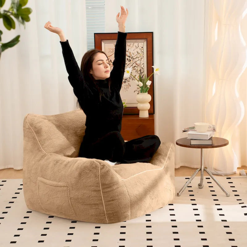 Pouf en fausse fourrure avec dossier, rembourrage en mousse déchiquetée haute densité et design polyvalent