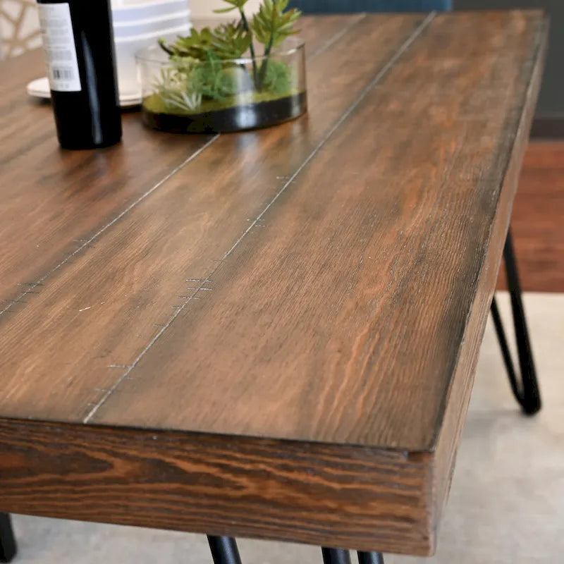 Ensemble de salle à manger de style industriel 6 pièces comprenant une table rectangulaire, 4 chaises et un banc recouverts de lin.