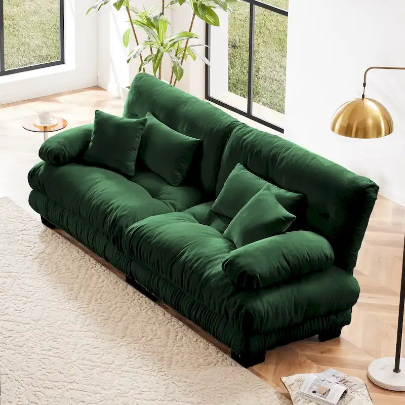 Canapé 2 places Cloud Couch pour salon, en chenille verte, avec 2 coussins lombaires et 2 coussins décoratifs.