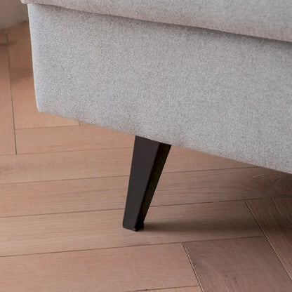 Canapé deux places moderne en tissu, idéal pour le salon, la chambre ou un appartement.