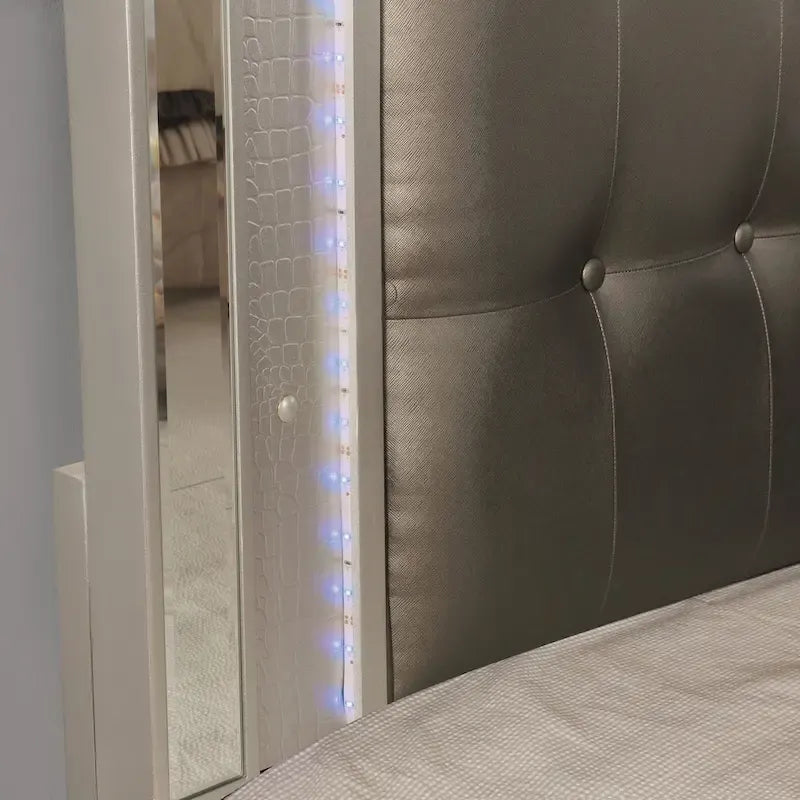 Lit Derc moderne en bois massif capitonné avec panneau rembourré et éclairage LED, par Furniture of America