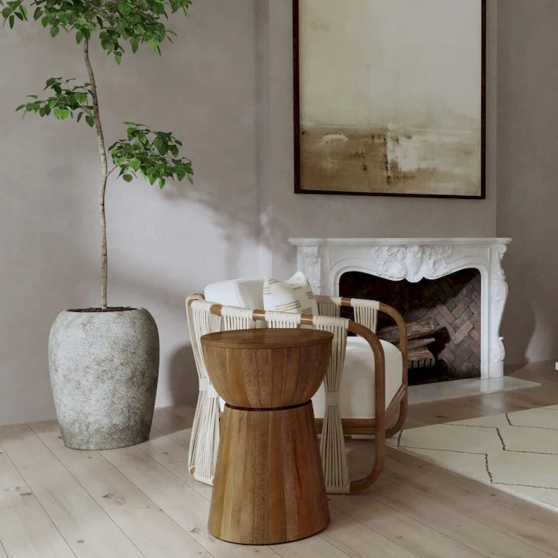 Table d'appoint tambour en bois sculpté par East at Main