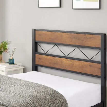 Cadre de lit en métal avec tête de lit en bois brun, sommier non nécessaire