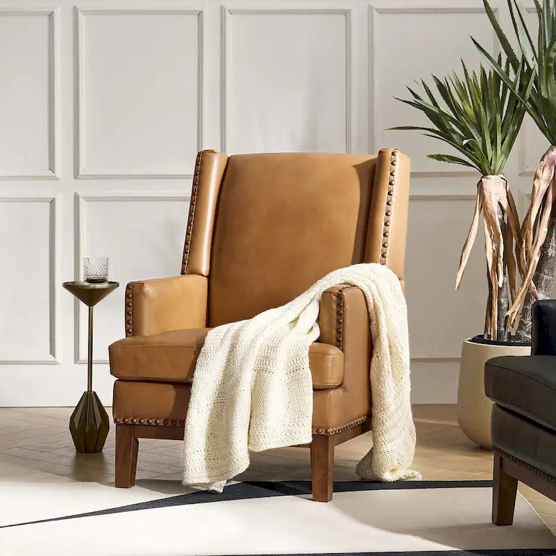 Fauteuil Lourdes en cuir véritable avec structure en bois massif et coussin d'assise amovible par HULALA HOME