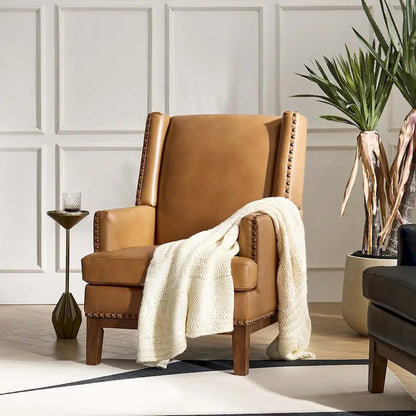 Fauteuil Lourdes en cuir véritable avec structure en bois massif et coussin d'assise amovible par HULALA HOME