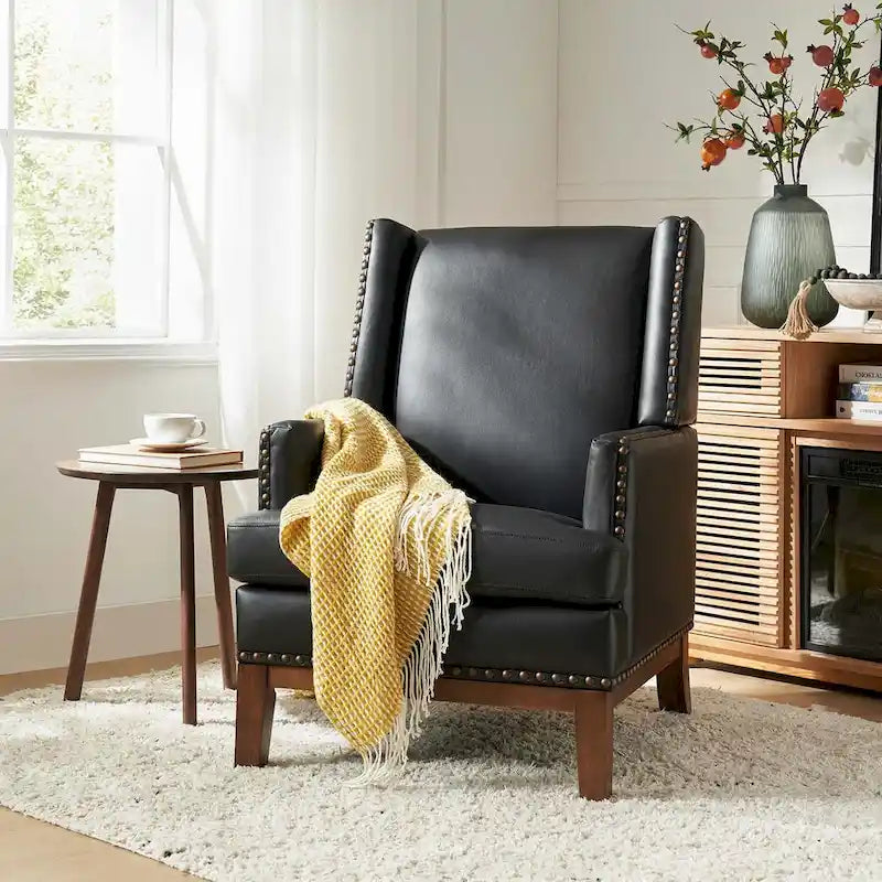 Fauteuil Lourdes en cuir véritable avec structure en bois massif et coussin d'assise amovible par HULALA HOME