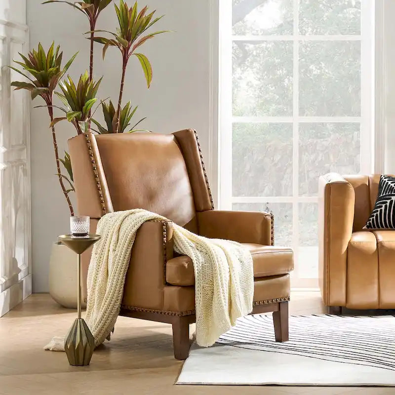 Fauteuil Lourdes en cuir véritable avec structure en bois massif et coussin d'assise amovible par HULALA HOME