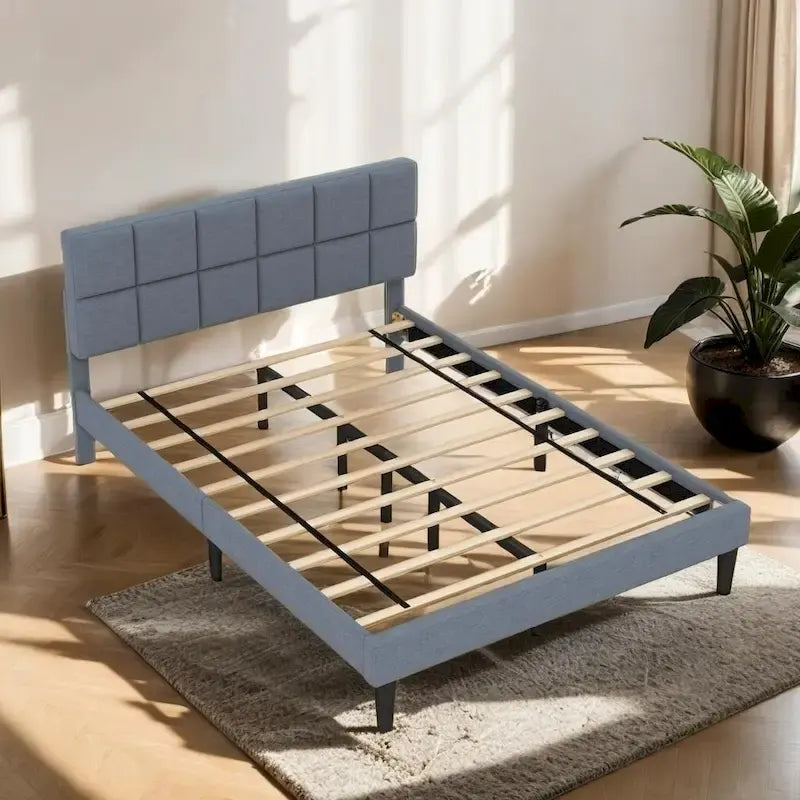 Lit plateforme rustique en bois avec tête de lit