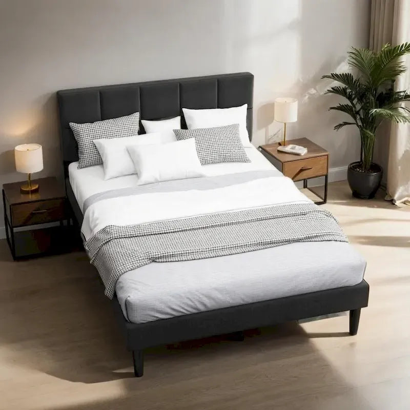 Lit plateforme rustique en bois avec tête de lit