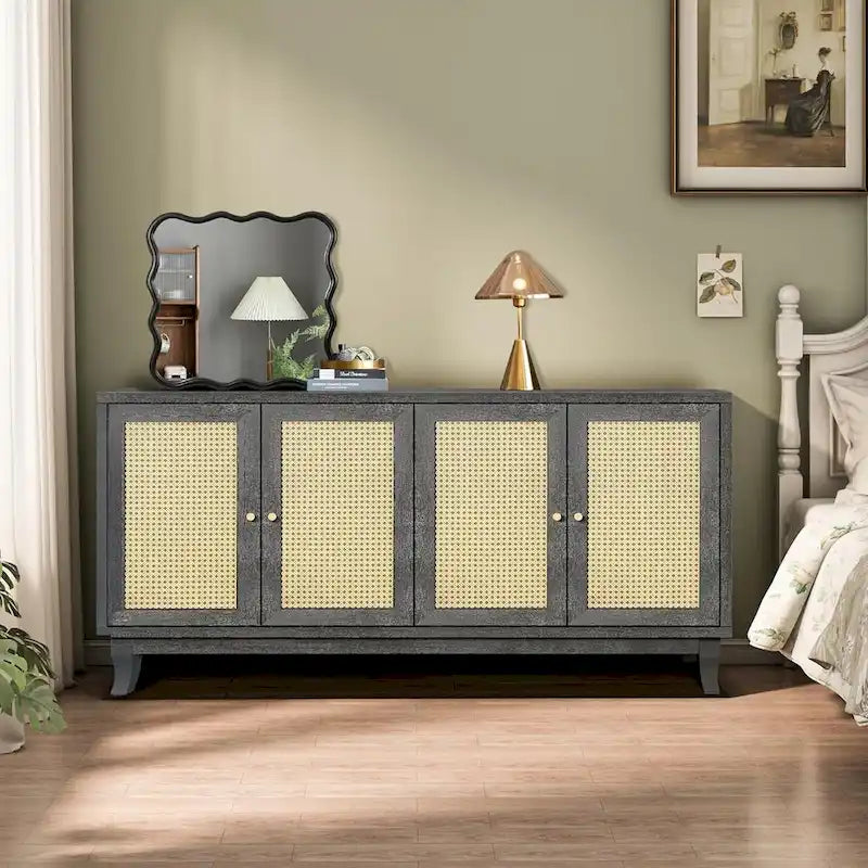 Buffet en rotin de qualité supérieure, fabriqué artisanalement par Roomfitters, avec 4 portes en rotin.