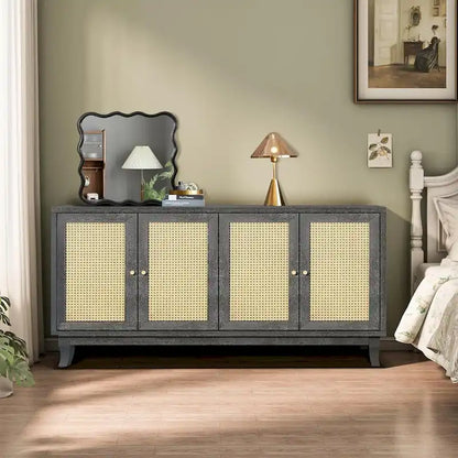 Buffet en rotin de qualité supérieure, fabriqué artisanalement par Roomfitters, avec 4 portes en rotin.