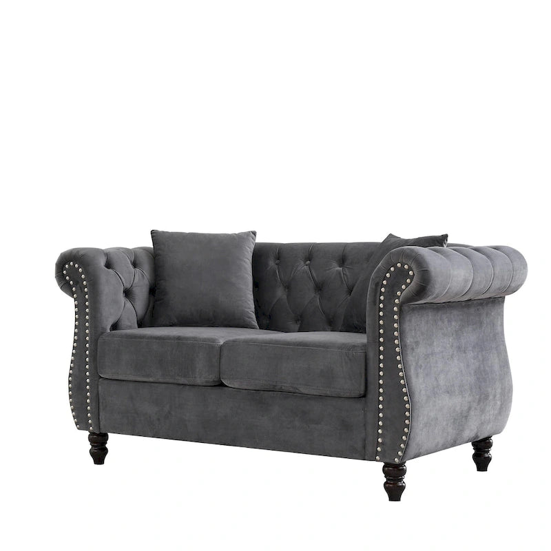 Canapé Chesterfield deux places en velours, accoudoirs arrondis, garniture cloutée