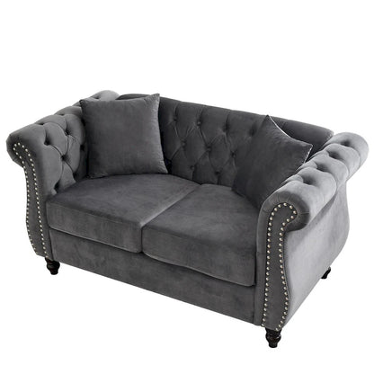 Canapé Chesterfield deux places en velours, accoudoirs arrondis, garniture cloutée