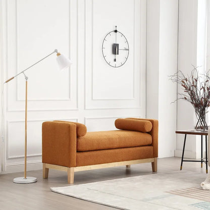 Banquette élégante et capitonnée pour le pied de lit et le salon