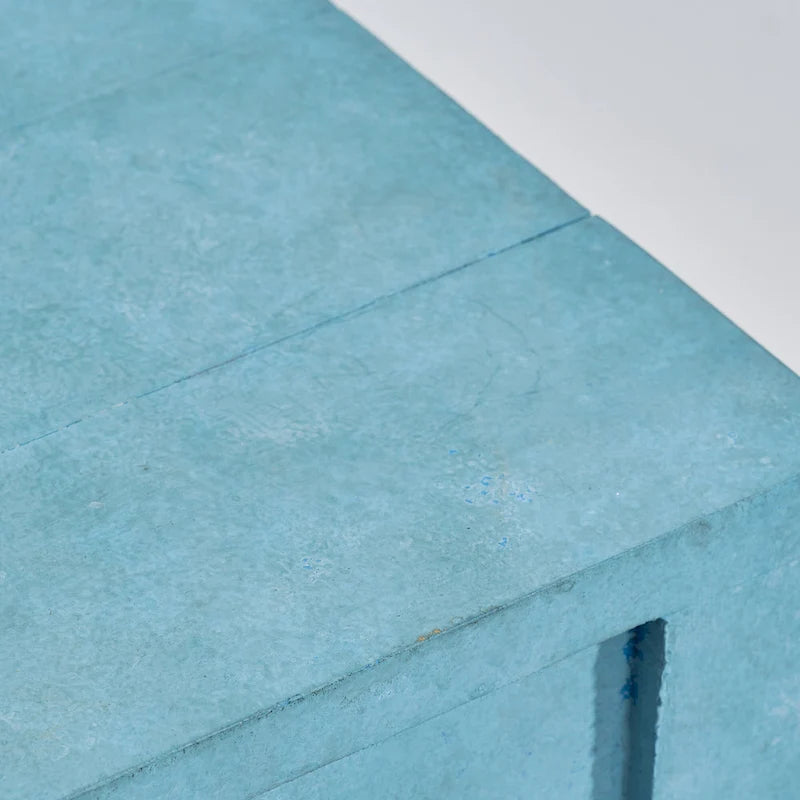 Table d'appoint carrée de 66 cm de haut, idéale pour la chambre, le lit ou le canapé du salon. Dimensions : P 28 cm x l 27 cm x H 66 cm.