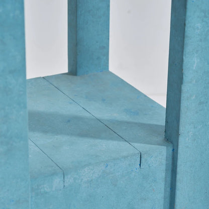 Table d'appoint carrée de 66 cm de haut, idéale pour la chambre, le lit ou le canapé du salon. Dimensions : P 28 cm x l 27 cm x H 66 cm.