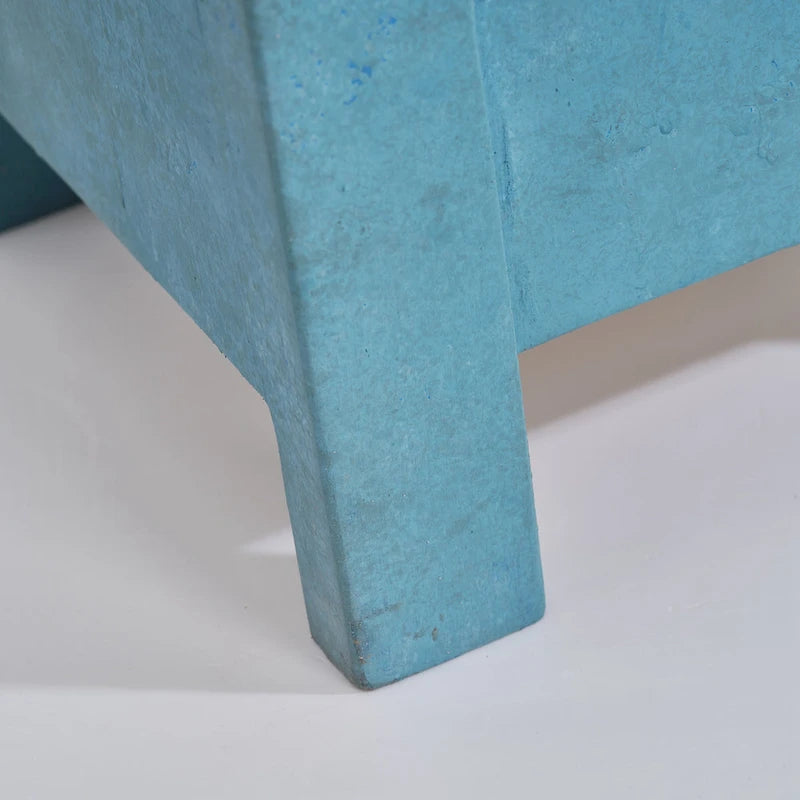 Table d'appoint carrée de 66 cm de haut, idéale pour la chambre, le lit ou le canapé du salon. Dimensions : P 28 cm x l 27 cm x H 66 cm.