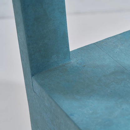 Table d'appoint carrée de 66 cm de haut, idéale pour la chambre, le lit ou le canapé du salon. Dimensions : P 28 cm x l 27 cm x H 66 cm.