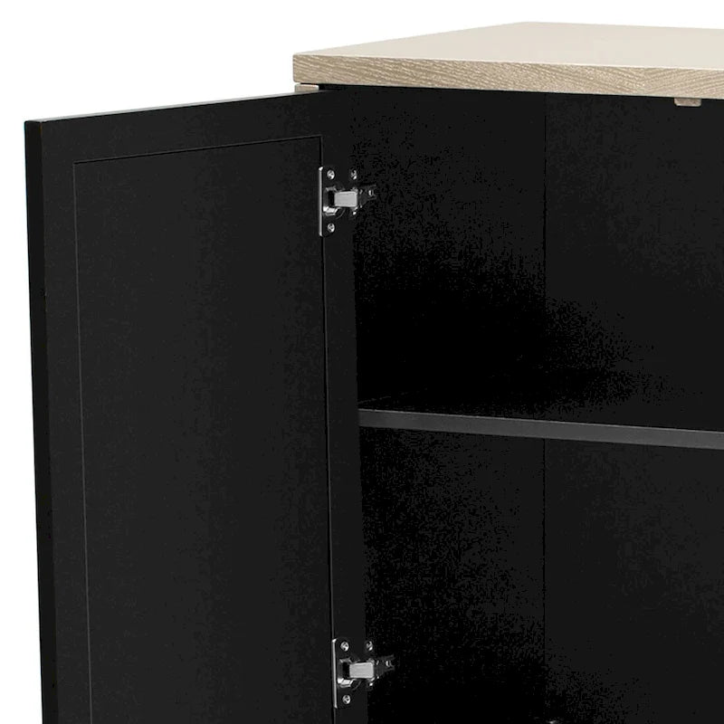 Buffet moderne et élégant en bois avec trois portes d'armoires à miroir