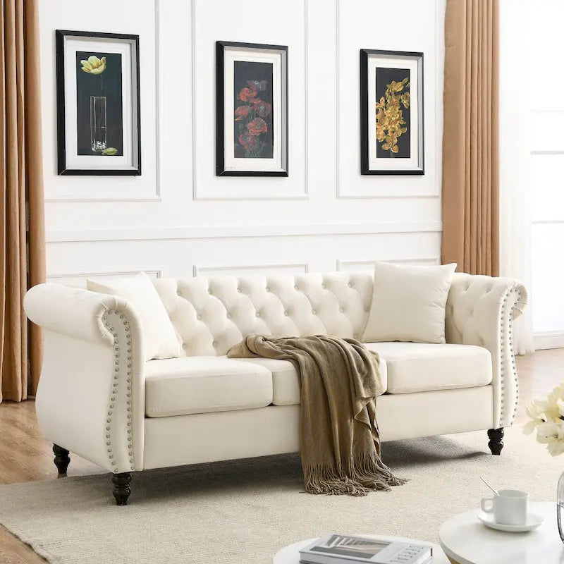 Canapé Chesterfield 3 places en velours beige, accoudoirs arrondis, finition cloutée
