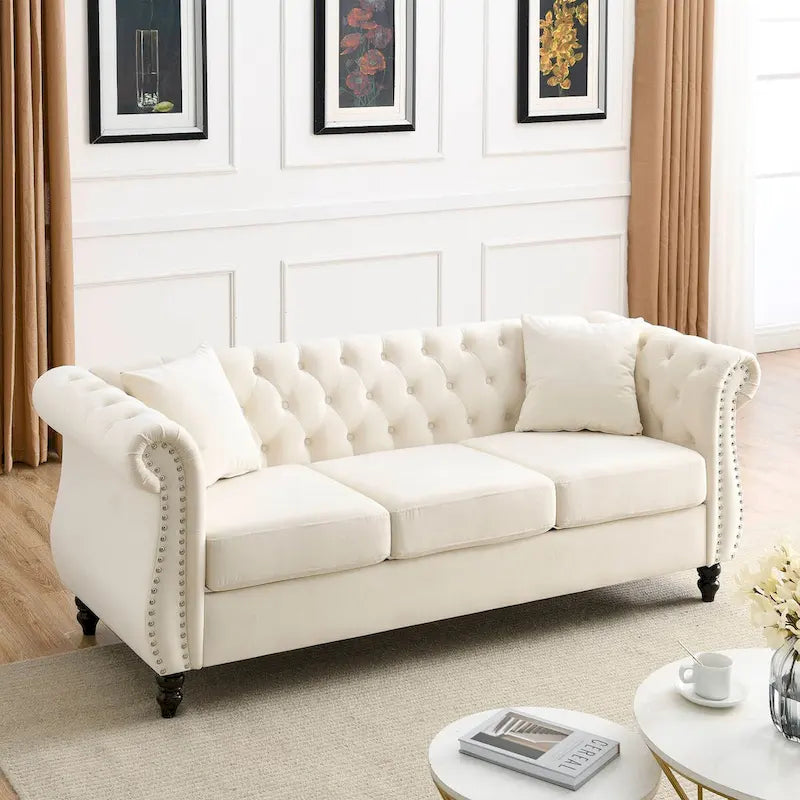 Canapé Chesterfield 3 places en velours beige, accoudoirs arrondis, finition cloutée