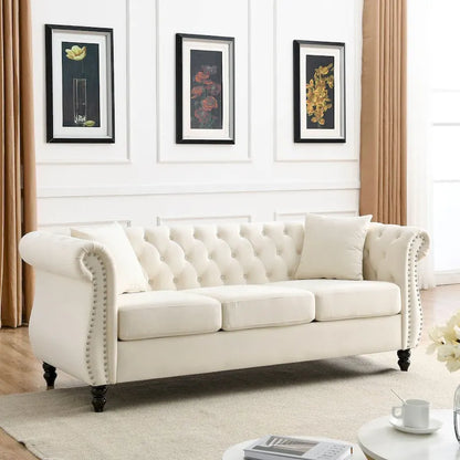 Canapé Chesterfield 3 places en velours beige, accoudoirs arrondis, finition cloutée