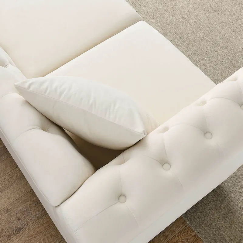 Canapé Chesterfield 3 places en velours beige, accoudoirs arrondis, finition cloutée